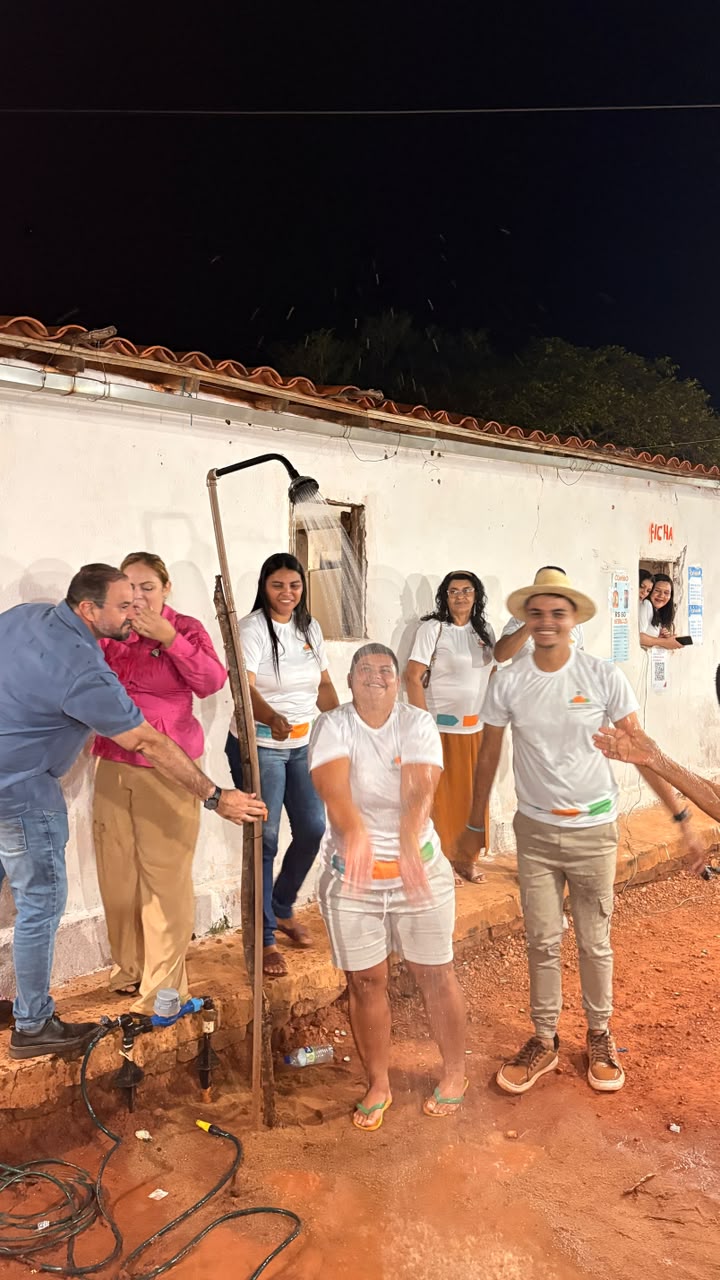 Moradores celebrando a chegada da água