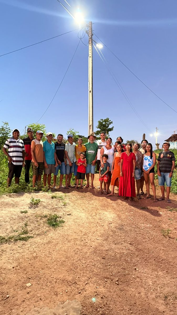 Moradores do Salgadinho reunidos em ação comunitária